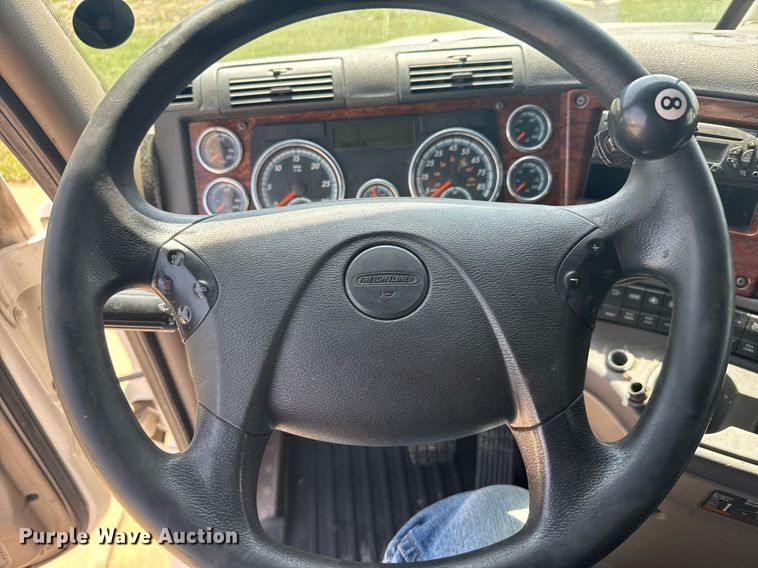 image for item EG6354 2014 Freightliner Cascadia semi truck