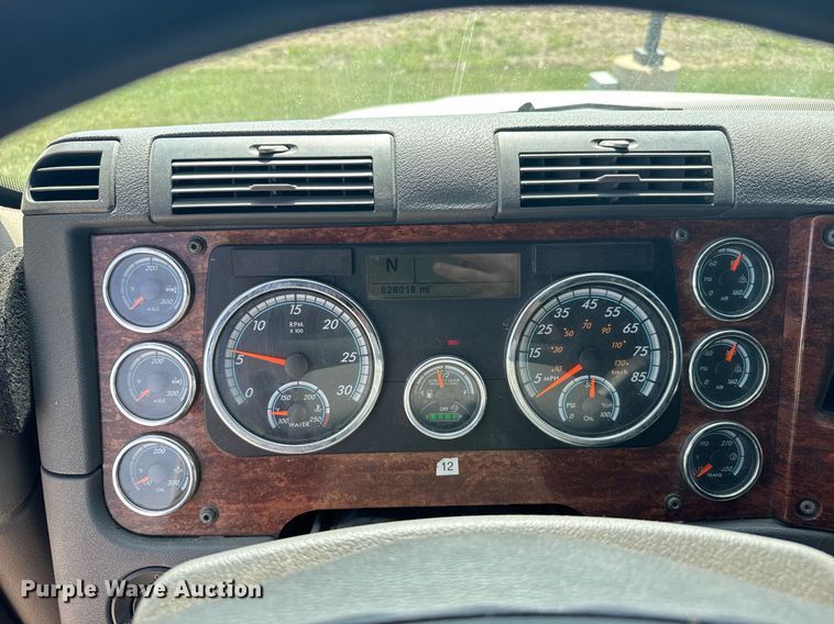 image for item EG6354 2014 Freightliner Cascadia semi truck