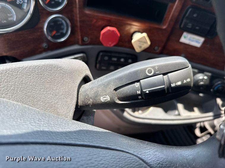 image for item EG6354 2014 Freightliner Cascadia semi truck