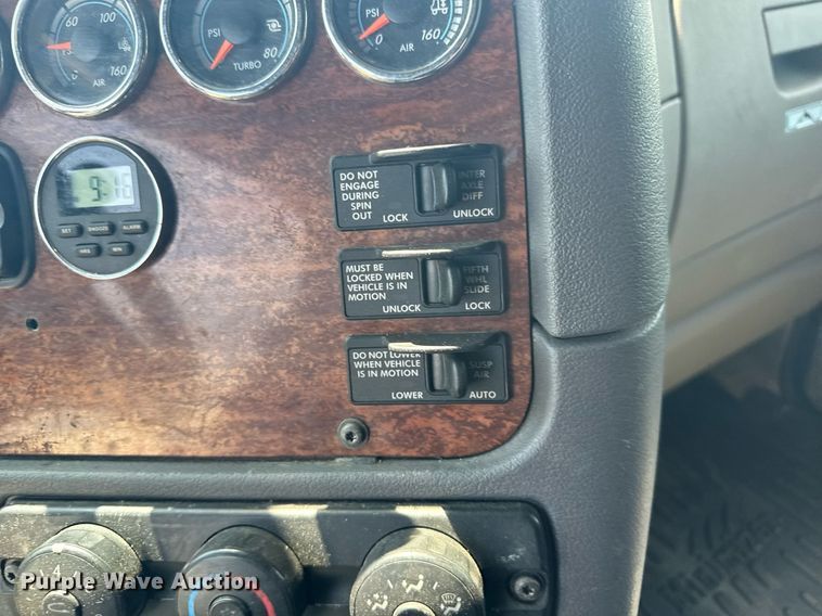 image for item EG6354 2014 Freightliner Cascadia semi truck