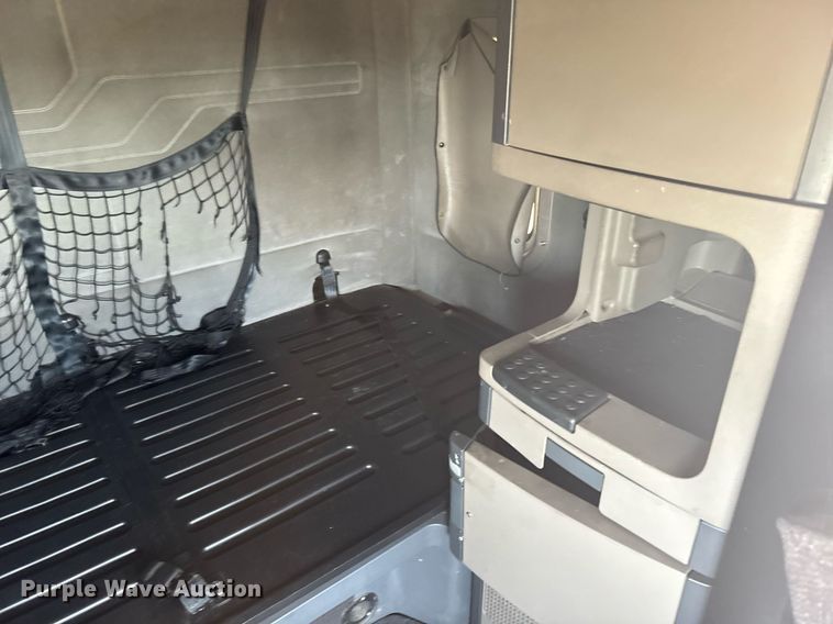 image for item EG6354 2014 Freightliner Cascadia semi truck