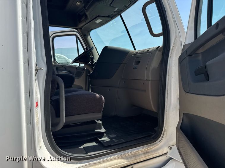 image for item EG6354 2014 Freightliner Cascadia semi truck