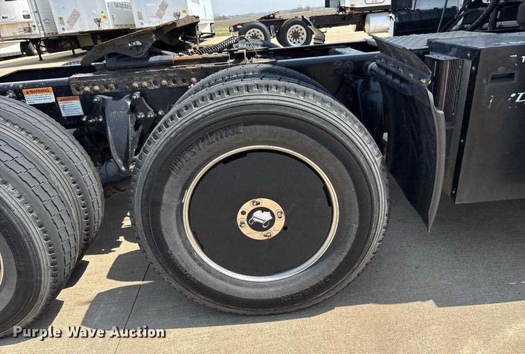 image for item EG6354 2014 Freightliner Cascadia semi truck