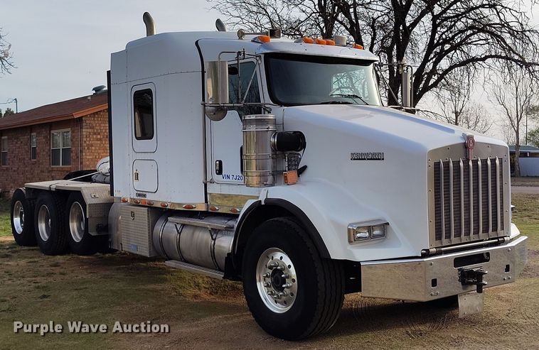 image for item EH0209 2007 Kenworth T800 semi truck