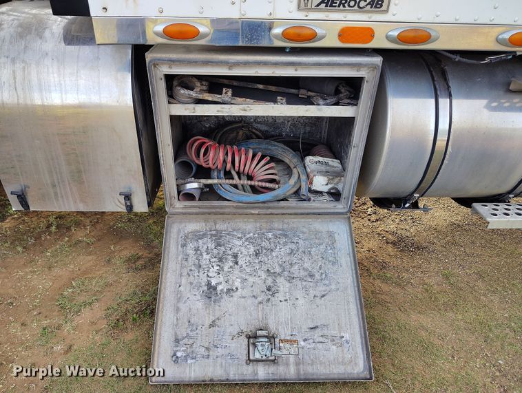 image for item EH0209 2007 Kenworth T800 semi truck