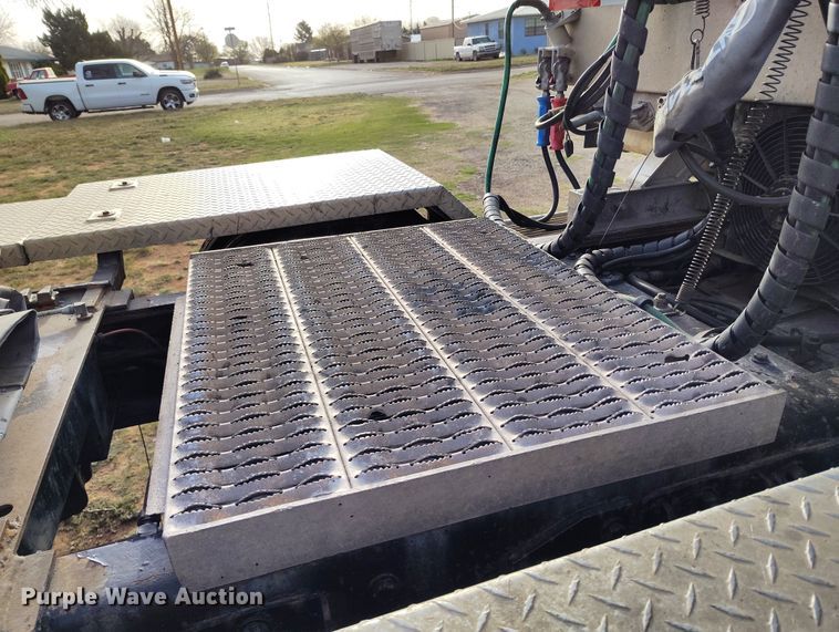 image for item EH0209 2007 Kenworth T800 semi truck