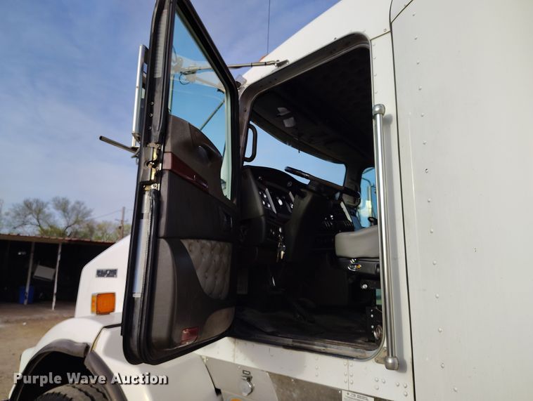 image for item EH0209 2007 Kenworth T800 semi truck