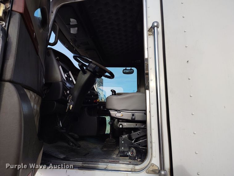 image for item EH0209 2007 Kenworth T800 semi truck