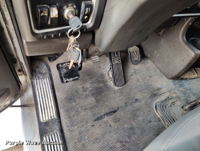 image for item EH0209 2007 Kenworth T800 semi truck