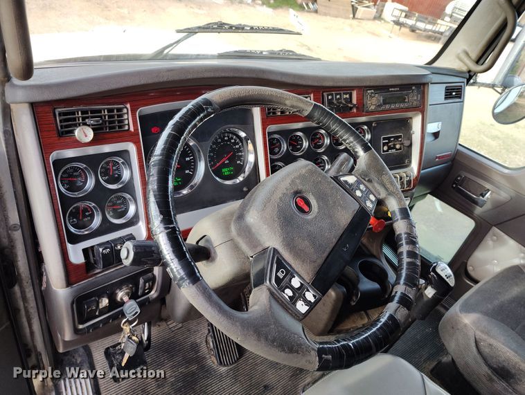image for item EH0209 2007 Kenworth T800 semi truck