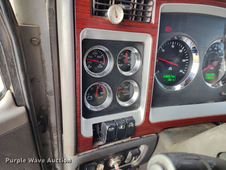 image for item EH0209 2007 Kenworth T800 semi truck