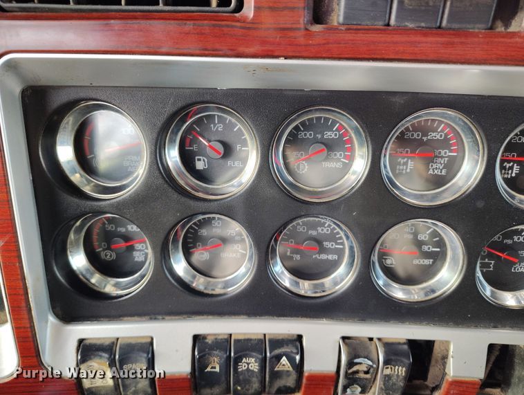 image for item EH0209 2007 Kenworth T800 semi truck