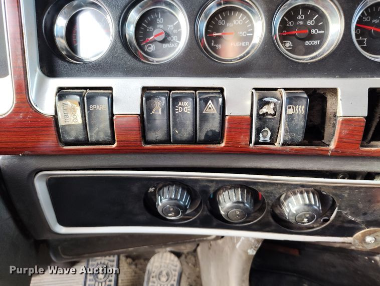 image for item EH0209 2007 Kenworth T800 semi truck