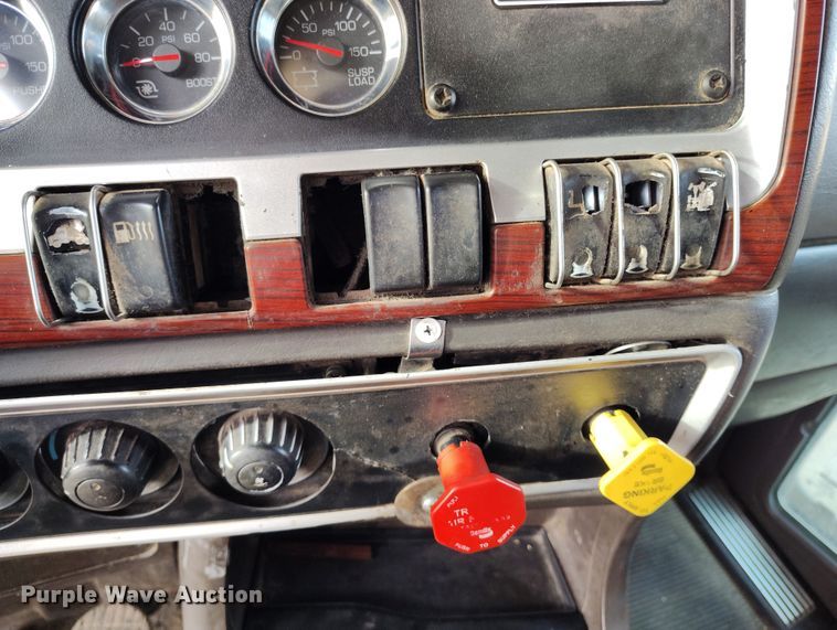 image for item EH0209 2007 Kenworth T800 semi truck