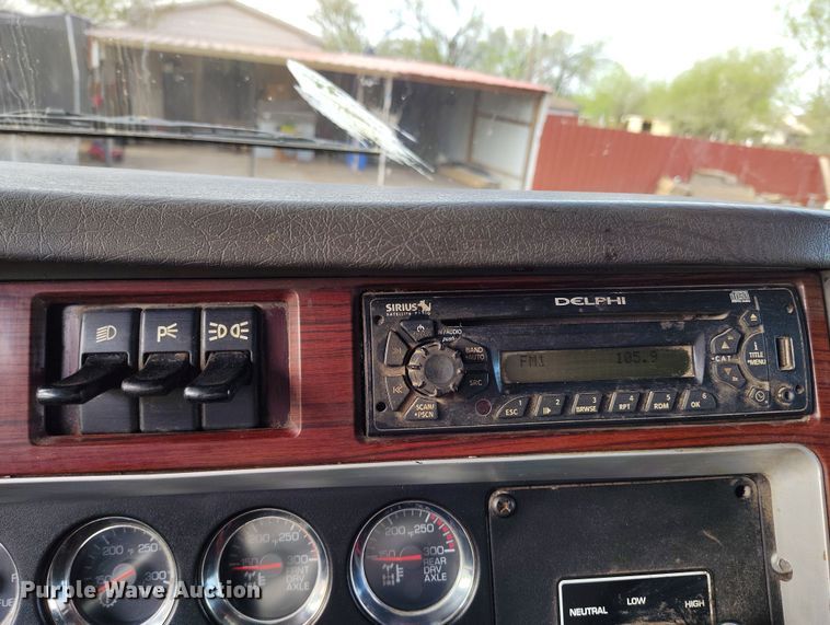 image for item EH0209 2007 Kenworth T800 semi truck