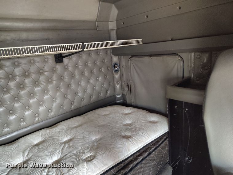 image for item EH0209 2007 Kenworth T800 semi truck