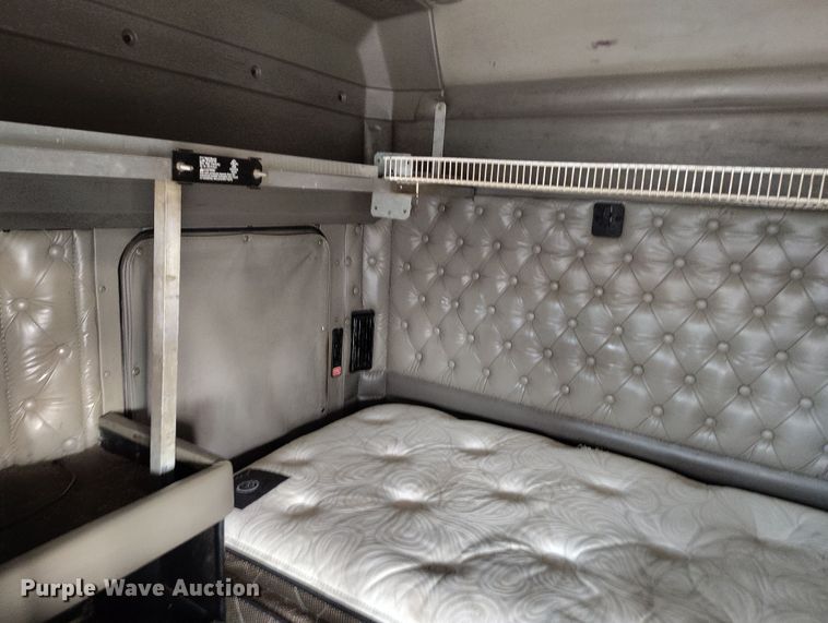 image for item EH0209 2007 Kenworth T800 semi truck