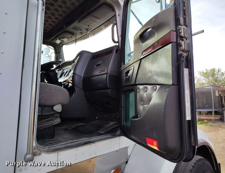 image for item EH0209 2007 Kenworth T800 semi truck