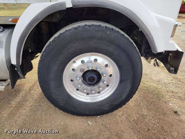 image for item EH0209 2007 Kenworth T800 semi truck