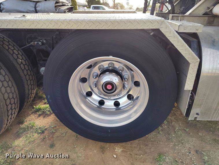 image for item EH0209 2007 Kenworth T800 semi truck