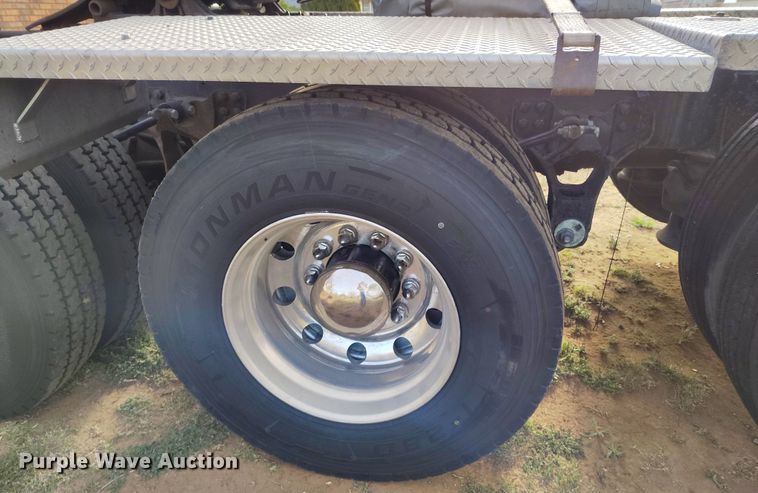 image for item EH0209 2007 Kenworth T800 semi truck