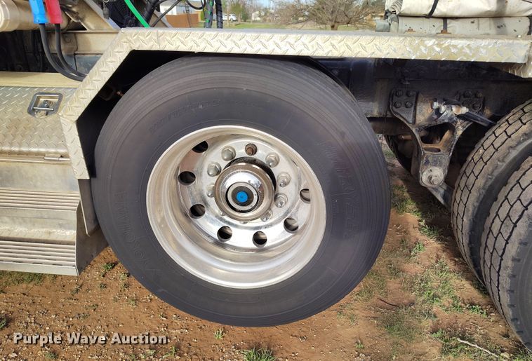 image for item EH0209 2007 Kenworth T800 semi truck