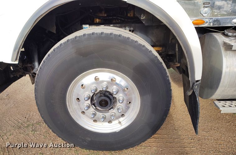 image for item EH0209 2007 Kenworth T800 semi truck