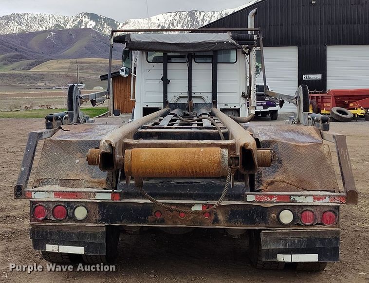 image for item EH0233 2000 Freightliner FL80 roll-off container truck