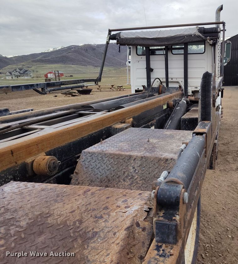 image for item EH0233 2000 Freightliner FL80 roll-off container truck