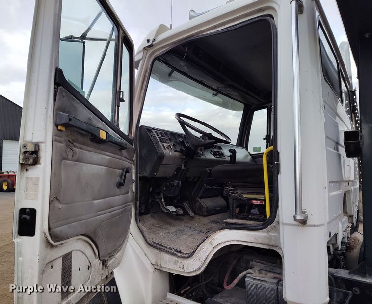 image for item EH0233 2000 Freightliner FL80 roll-off container truck