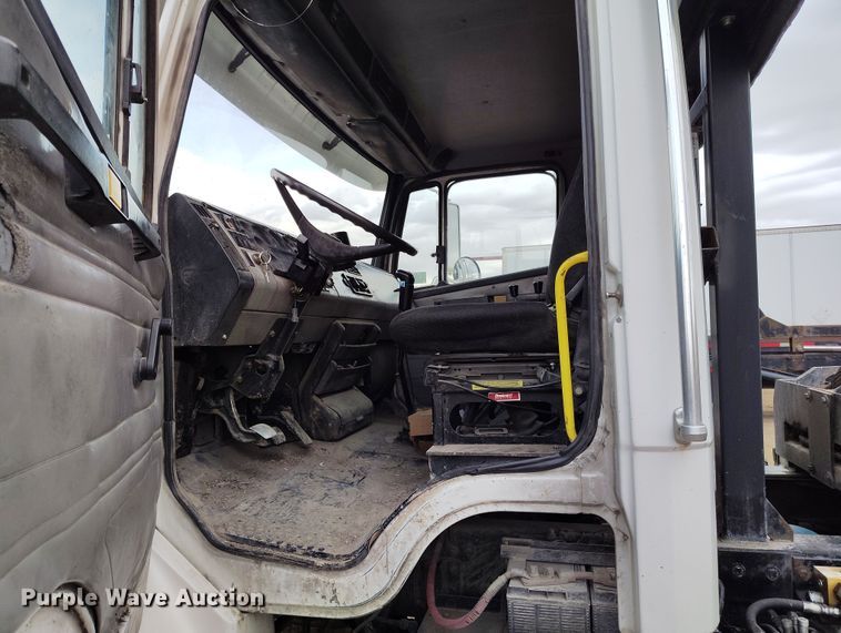 image for item EH0233 2000 Freightliner FL80 roll-off container truck