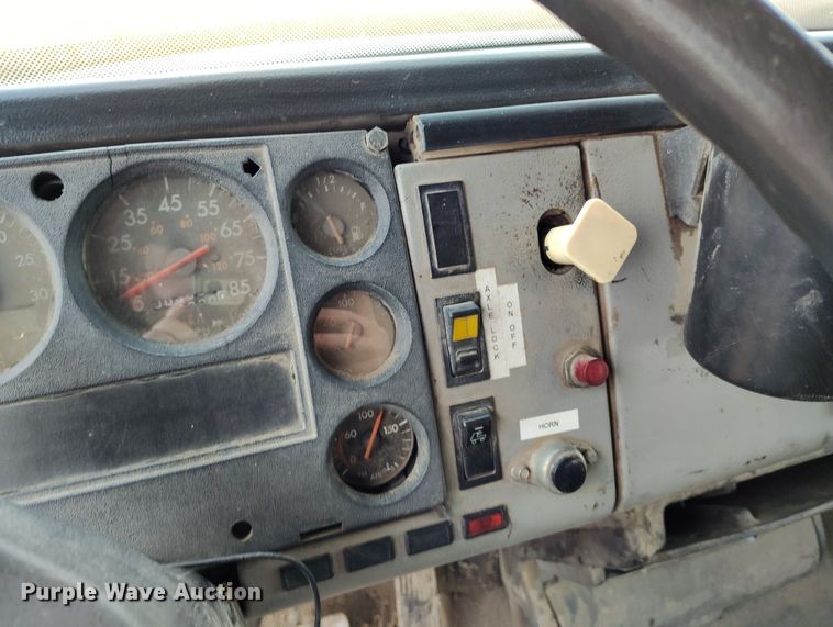 image for item EH0233 2000 Freightliner FL80 roll-off container truck