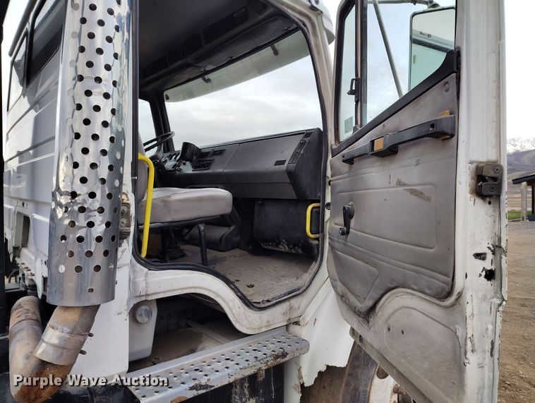 image for item EH0233 2000 Freightliner FL80 roll-off container truck