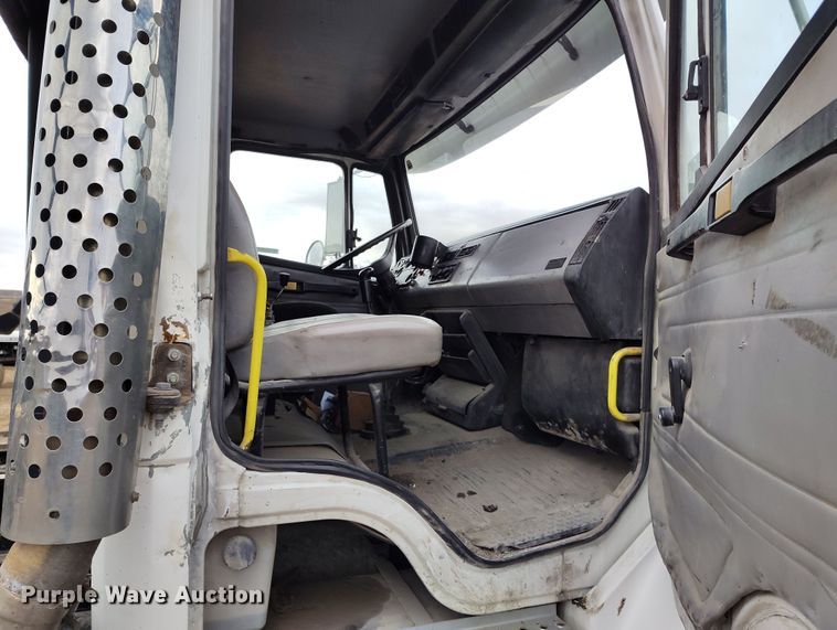 image for item EH0233 2000 Freightliner FL80 roll-off container truck