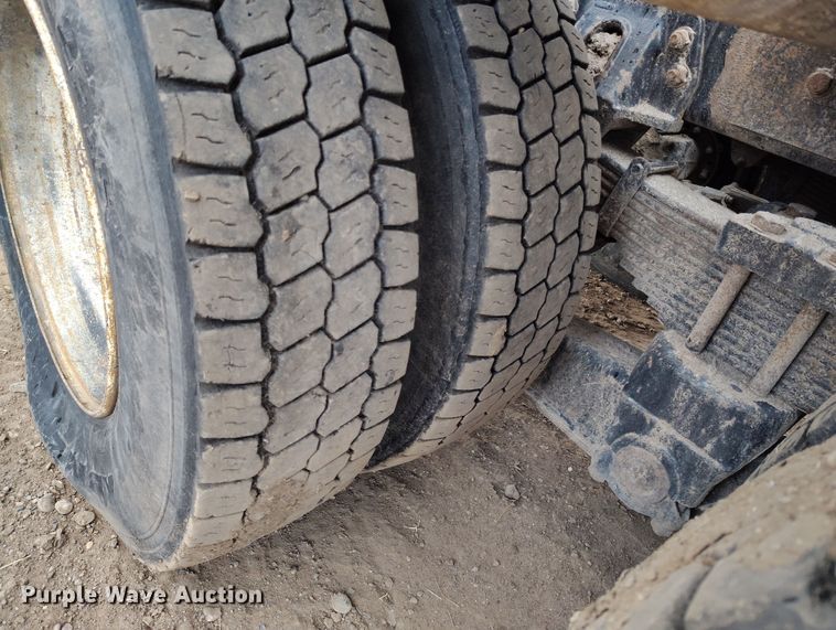 image for item EH0233 2000 Freightliner FL80 roll-off container truck