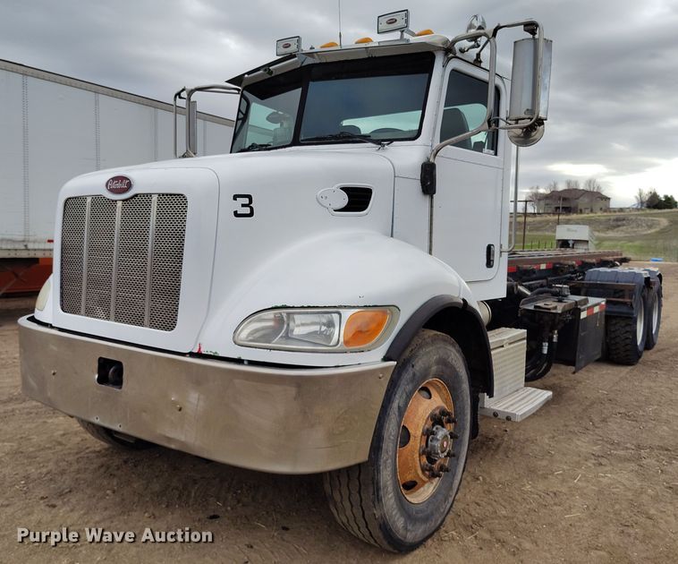 image for item EH0234 2005 Peterbilt 335  roll-off container truck