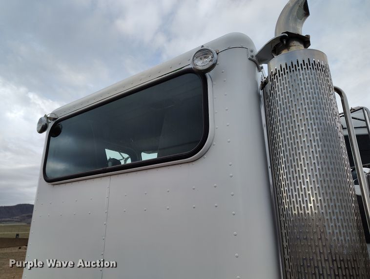 image for item EH0234 2005 Peterbilt 335  roll-off container truck