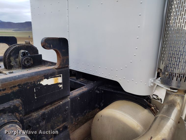 image for item EH0234 2005 Peterbilt 335  roll-off container truck