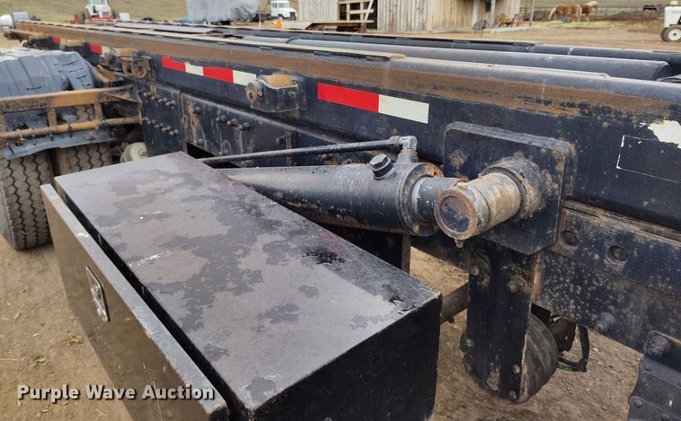 image for item EH0234 2005 Peterbilt 335  roll-off container truck