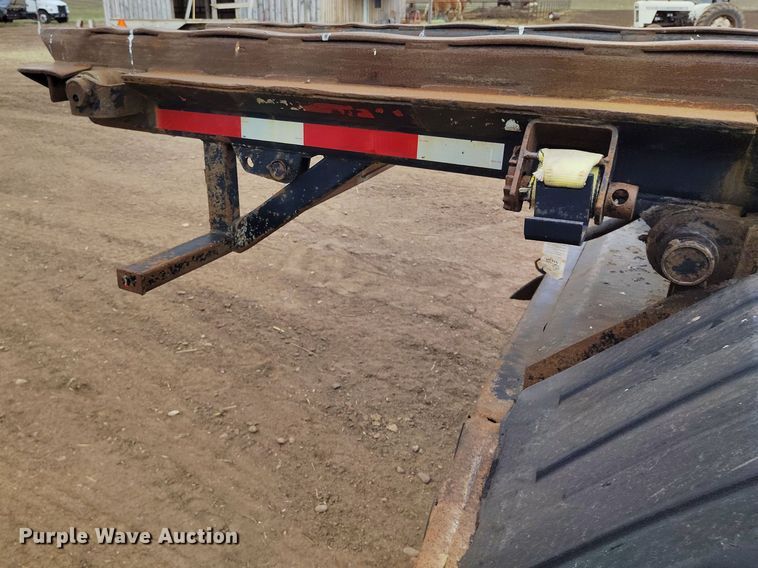 image for item EH0234 2005 Peterbilt 335  roll-off container truck