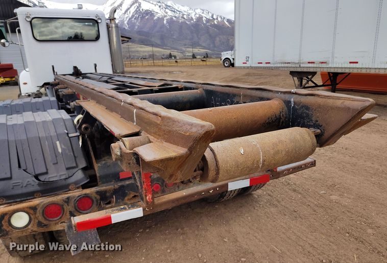 image for item EH0234 2005 Peterbilt 335  roll-off container truck