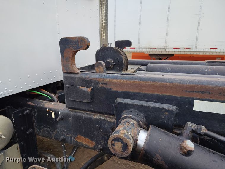 image for item EH0234 2005 Peterbilt 335  roll-off container truck