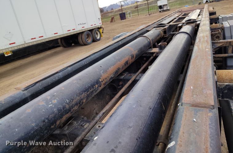 image for item EH0234 2005 Peterbilt 335  roll-off container truck