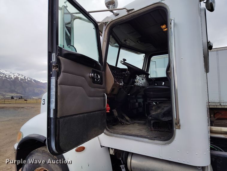 image for item EH0234 2005 Peterbilt 335  roll-off container truck