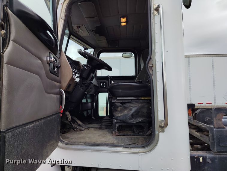 image for item EH0234 2005 Peterbilt 335  roll-off container truck