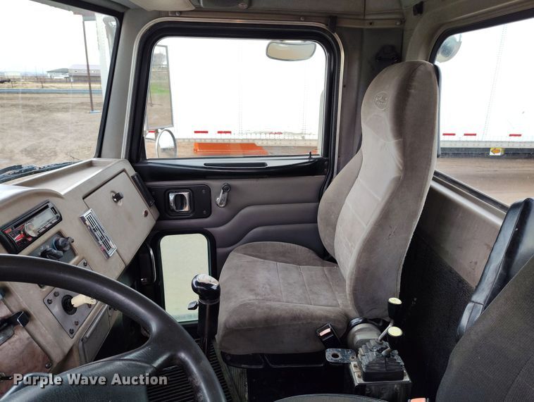 image for item EH0234 2005 Peterbilt 335  roll-off container truck