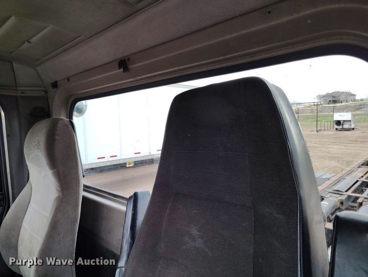 image for item EH0234 2005 Peterbilt 335  roll-off container truck