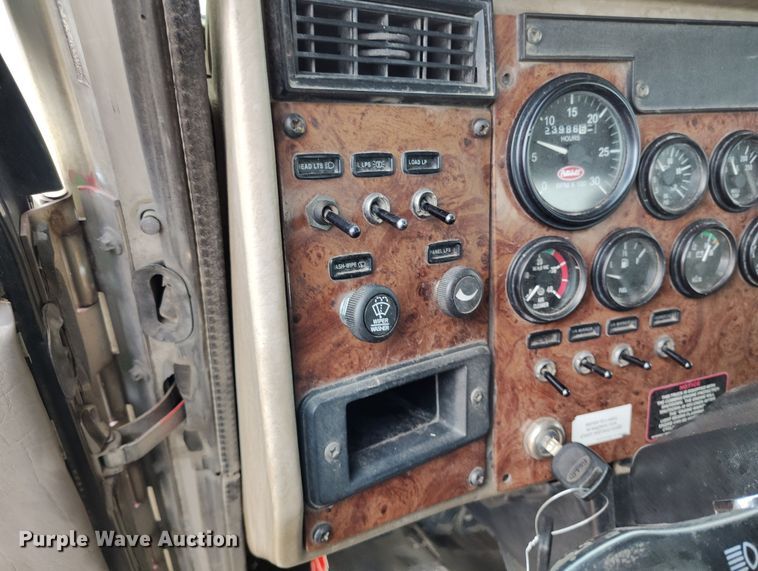 image for item EH0234 2005 Peterbilt 335  roll-off container truck