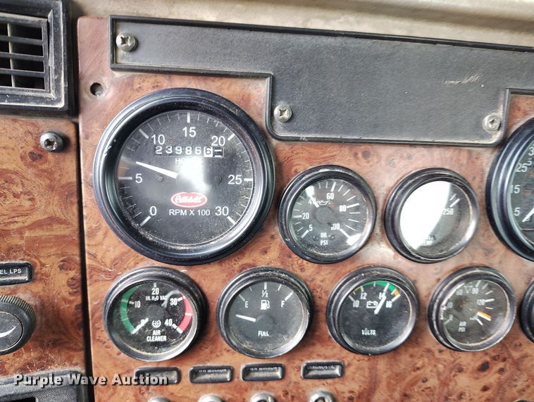 image for item EH0234 2005 Peterbilt 335  roll-off container truck