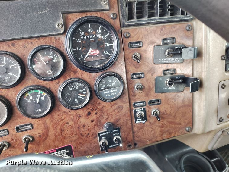 image for item EH0234 2005 Peterbilt 335  roll-off container truck